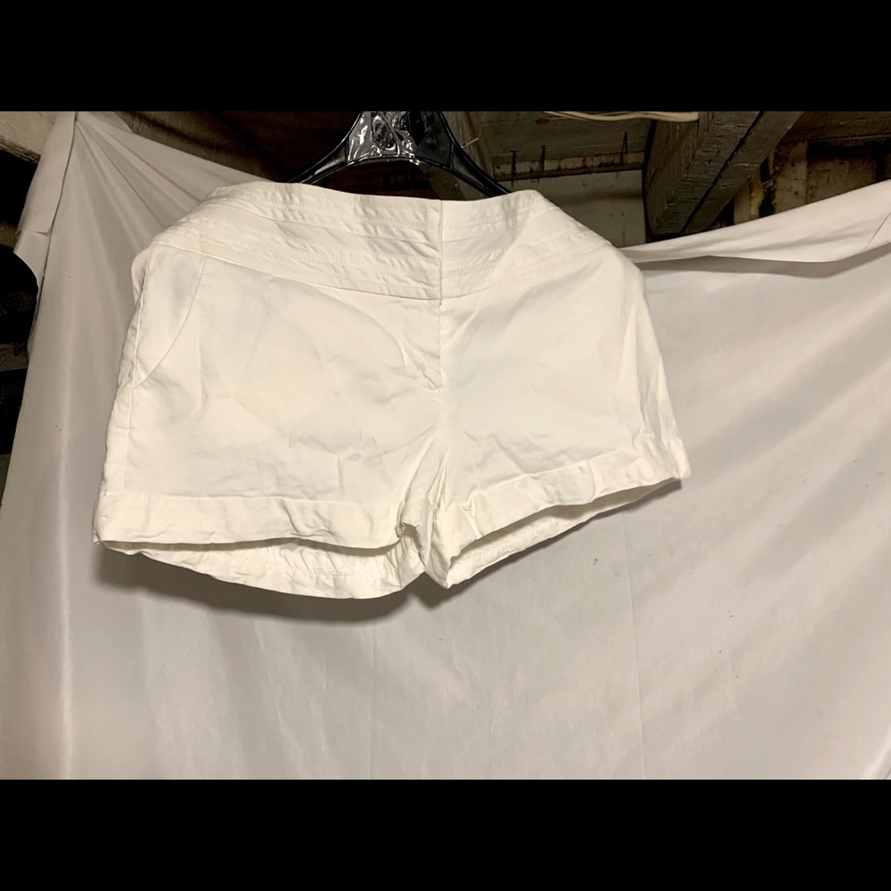 Pristine white linen Sz10 “Bebe” lined shorts